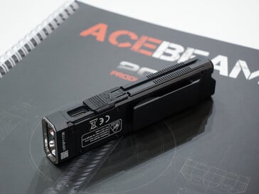 O Acebeam UC25 tem uma porta USB e um clipe para cinto (Fonte da imagem: Andreas Sebayang/Notebookcheck.com)