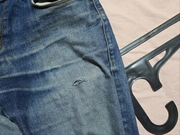 O usuário do Reddit 'o4uXv0' compartilhou uma foto do Galaxy S24 Ultra rasgando seu jeans. (Fonte da imagem: Reddit)