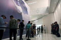 Fila do lado de fora da loja principal da Huawei na China (Fonte da imagem: Reuters)