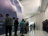 Fila do lado de fora da loja principal da Huawei na China (Fonte da imagem: Reuters)