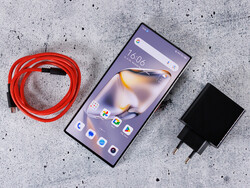 O Nubia Z60 Ultra Leading Version vem com um carregador rápido correspondente. (Fonte da imagem: Daniel Schmidt / Notebookcheck)