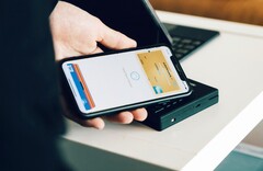 Apple está finalmente abrindo o chip NFC do iPhone para aplicativos de terceiros. (Fonte da imagem: CardMapr.nl)