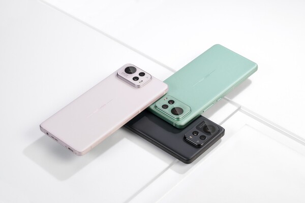 O Zenfone 12 Ultra não possui os padrões geométricos presentes na parte traseira de seu antecessor. (Fonte da imagem: Asus)