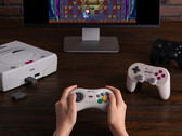 a 8BitDo decidiu comemorar o 30º aniversário do Sega Saturn com dois novos produtos. (Fonte da imagem: 8BitDo)