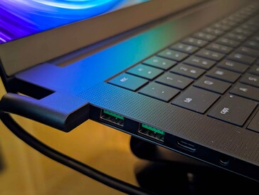 O senhor ainda tem duas portas USB-A, uma USB-C 3.2 e um conector de fone de ouvido de 3,5 mm (Fonte da imagem: Razer)