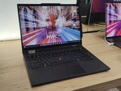 Com a mão na massa: Do pequeno ao grande - a Lenovo lança o primeiro ThinkPad T com recursos de caneta e tablet e, em contrapartida, lança o X13 2-em-1 (foto: ThinkPad T14s 2 em 1 Gen 1, fonte da imagem: Benjamin Herzig/Notebookcheck.com)