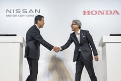 CEO da Nissan, Makoto Uchida, e CEO da Honda, Toshihiro Mibe. (Fonte da imagem: Nissan)