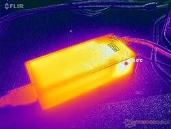 O adaptador CA atingiria mais de 39 °C ao operar cargas exigentes