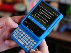 O Clicks Keyboard já está disponível para alguns telefones Android, incluindo a série Razr 2024 da Motorola. (fonte da imagem: Clicks)