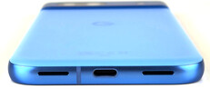 Lado inferior do gabinete (alto-falante, porta USB, alto-falante)