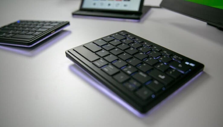 O Tetra Keyboard tem teclas iluminadas, além de iluminação de destaque ao redor do corpo. (Fonte da imagem: Tetra Keyboard on Kibidango)