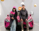 Este jovem casal adquiriu o Xiaomi SU7 de número 200.000, optando pela opção especial de cor vermelha (Fonte da imagem: Xiaomi)