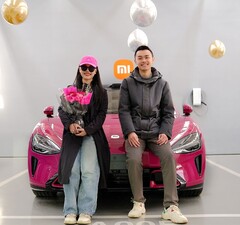 Este jovem casal adquiriu o Xiaomi SU7 de número 200.000, optando pela opção especial de cor vermelha (Fonte da imagem: Xiaomi)