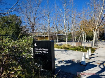 O senhor deve ser capaz de vislumbrar o Apple Park em algum lugar aqui ...