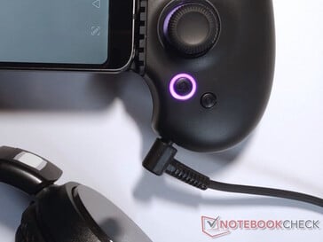 Os jogadores do Abxylute S9 podem desfrutar de uma latência de áudio mais baixa usando o conector de fone de ouvido de 3,5 mm integrado e o DAC USB. (Fonte da imagem: Notebookcheck)