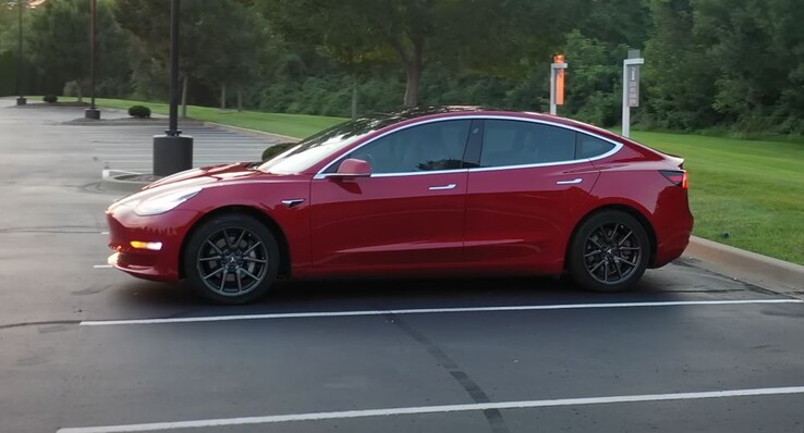 O Model 3 tem se mantido admiravelmente bem, com exceção do desgaste esperado após 150.000 milhas. (Fonte da imagem: Andy Slye via YouTube)