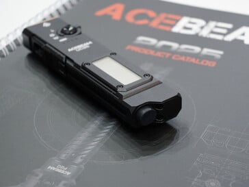 Os LEDs dentro da alça podem não estar presentes na versão final para o varejo (Fonte da imagem: Andreas Sebayang/Notebookcheck.com)