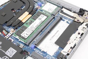 Slots SODIMM 2x acessíveis