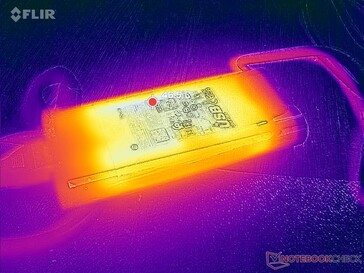 O adaptador CA atinge mais de 47 °C ao operar cargas exigentes