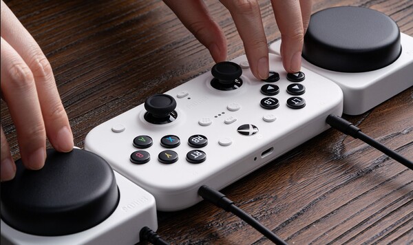 O 8BitDo Lite SE 2.4G Wireless Controller para Xbox vem com dois Super Buttons grandes e personalizáveis. (Fonte da imagem: 8BitDo).