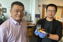 Hailong Chen e Zhantao Liu apresentam um novo cátodo de baixo custo para baterias de íons de lítio de estado totalmente sólido. (Fonte da imagem: Jerry Grillo / Nature Sustainability / Georgia Institute of Technology)