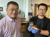 Hailong Chen e Zhantao Liu apresentam um novo cátodo de baixo custo para baterias de íons de lítio de estado totalmente sólido. (Fonte da imagem: Jerry Grillo / Nature Sustainability / Georgia Institute of Technology)