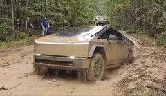 O Cybertruck da Tesla conseguiu vencer uma poça de lama relativamente problemática em sua terceira tentativa. (Fonte da imagem: Andrew Hodgdon via Facebook)