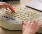 O Omnichord OM-108 comemora o 70º aniversário da empresa Suzuki. (Fonte: Suzuki)