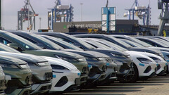 Os portos europeus estão entupidos de carros chineses (imagem: RTL NL)