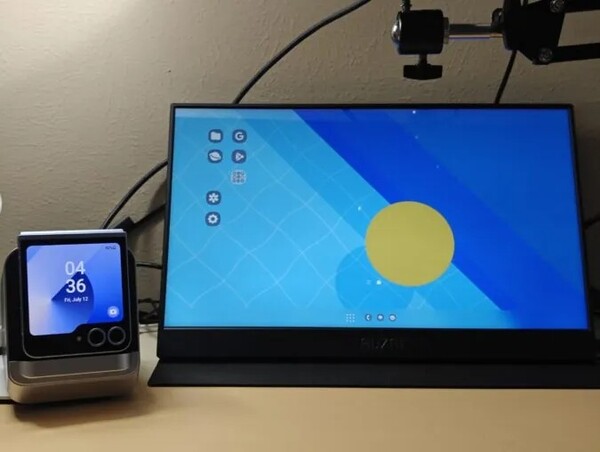 Um Galaxy Z Flip 6 conectado a um monitor externo com o "modo desktop forçado" ativado. (Fonte da imagem: Android Authority)