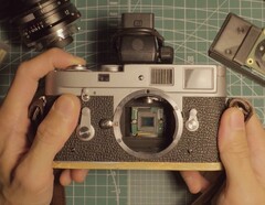 A Leica M2 pode ser transformada em uma câmera digital usando um Raspberry Pi. (Fonte da imagem: Michael Suguitan)