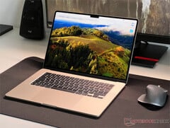 O MacBook Air pode ser o último dos dispositivos móveis da Apple a receber uma tela OLED. (Fonte da imagem: Notebookcheck)