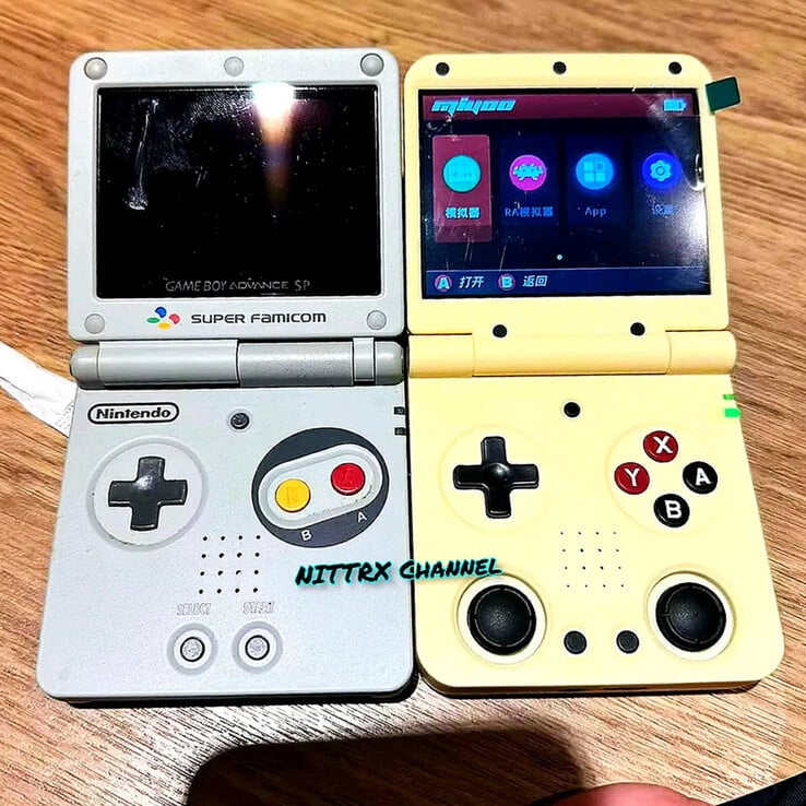 O Miyoo Mini Flip e o Game Boy Advance SP, da direita para a esquerda. (Fonte da imagem: NITTRX)