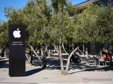 O Apple Visitor Center com loja, cafeteria e "plataforma de observação".