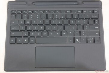 Layout de teclas idêntico ao do teclado destacável Latitude 7320. A luz de fundo branca de dois níveis é padrão