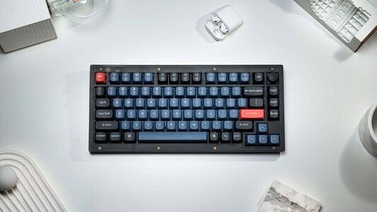 O teclado mecânico personalizado Keychron V1 traz uma estética bastante atenuada que pode facilmente se tornar mais empolgante simplesmente ativando a iluminação RGB por tecla. (Fonte da imagem: Keychron)