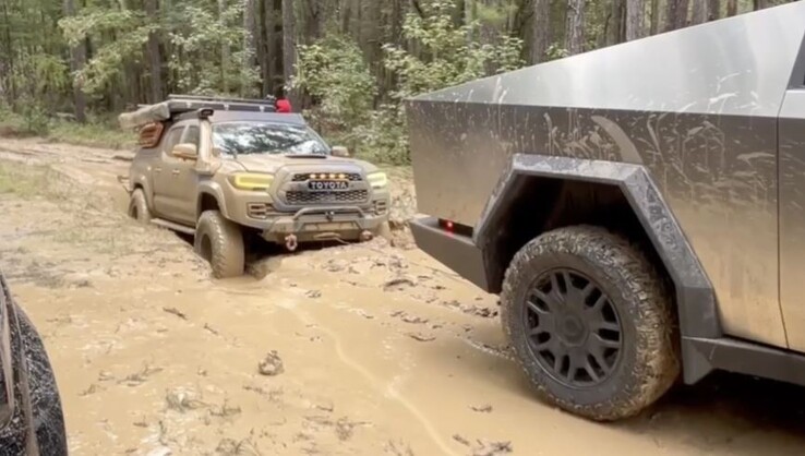 O Tesla Cybertruck ajudou um Toyota off-roader que ficou preso ao tentar superar a mesma poça. (Fonte da imagem: Andrew Hodgdon via Teslarati)