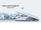 A Samsung vende o Galaxy Book5 Edge 5G em uma única opção de cor Azul Safira. (Fonte da imagem: Samsung)