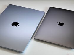 O MacBook Air 15 M4 em Sky Blue (esquerda) vs. o MacBook Air 13 M1 em Space Gray (direita)