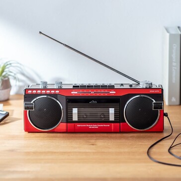 O boombox multifuncional da Sanwa tem uma antena extensível e uma antena de haste interna para receber transmissões de rádio FM e AM. (Fonte da imagem: Sanwa Supply)