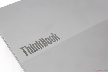 Tampa externa em dois tons de cinza, como encontrada em outros modelos de ThinkBook