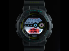 O relógio colaborativo Casio G-Shock x Suzuki GD-100 apresenta uma luz de fundo personalizada com o emblema do rinoceronte Jimny. (Fonte da imagem: Autorimessa)