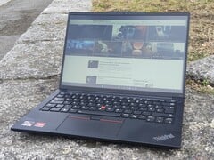 Chega de telas baratas, Lenovo: A tela de baixo custo do ThinkPad E14 Gen 6 não deveria mais ser uma coisa (foto: Lenovo ThinkPad E14 Gen 6 em ambiente externo, fonte da imagem: Benjamin Herzig/Notebookcheck.net)