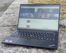 Chega de telas baratas, Lenovo: A tela de baixo custo do ThinkPad E14 Gen 6 não deveria mais ser uma coisa (foto: Lenovo ThinkPad E14 Gen 6 em ambiente externo, fonte da imagem: Benjamin Herzig/Notebookcheck.net)