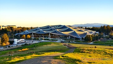 O Centro de Visitantes do Google visto da colina adjacente.