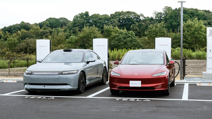 Sony Afeela EV ao lado de um Tesla em uma estação de Supercharger