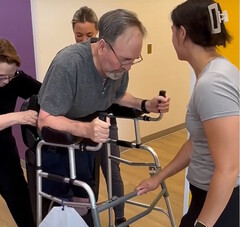 Ivan Vargas, paralítico, recebe o exoesqueleto Ekso Indego sob a cobertura do Medicare e começa a treinar para voltar a andar. (Fonte: Sheltering Arms Institute)