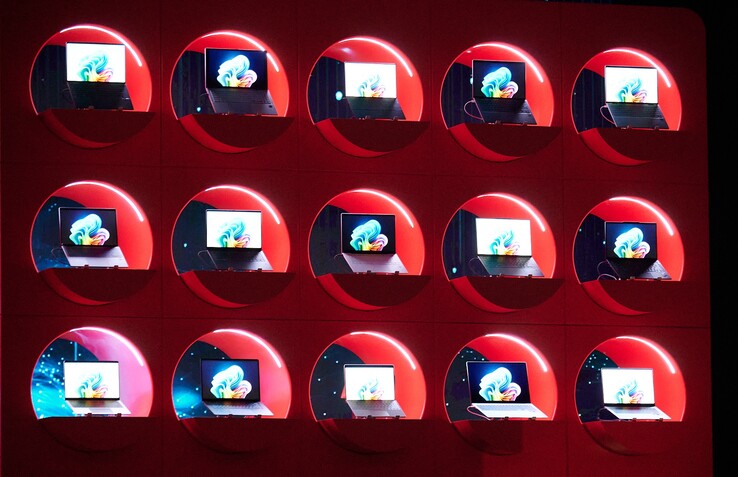 Uma seleção impressionantemente grande de laptops Snapdragon. (foto: Andreas Sebayang/Notebookcheck.com)