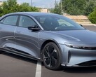 O Lucid Air Grand Touring tem uma impressionante autonomia de 480 milhas. (Fonte da imagem: TFLEV via YouTube)