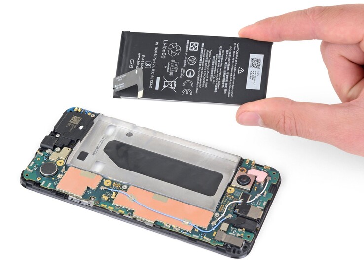 A substituição da bateria do Google Pixel 4a leva cerca de duas horas, de acordo com o iFixit (Fonte da imagem: iFixit)